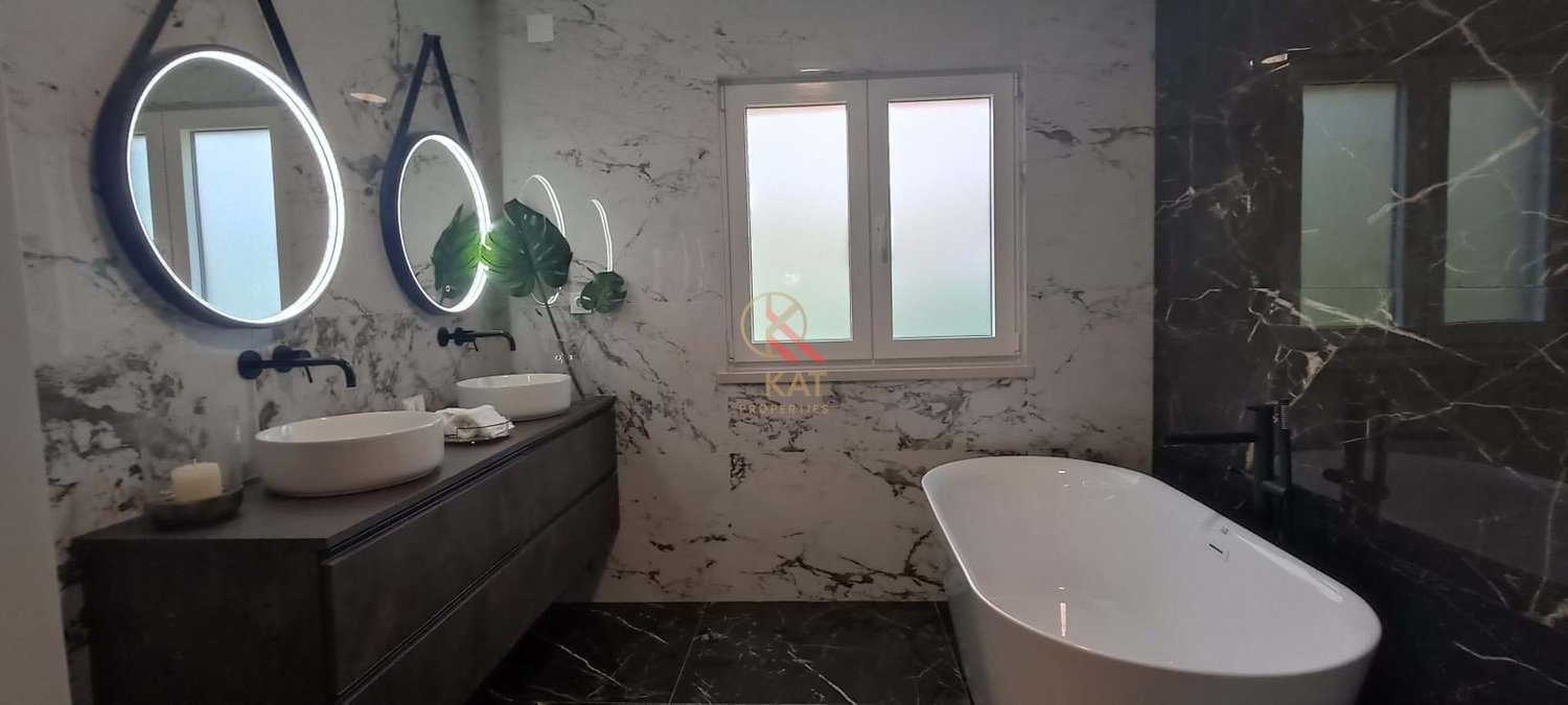 Moradia Térrea Independente V4 com Piscina e Jardim, com um Lote de 1.356 m²