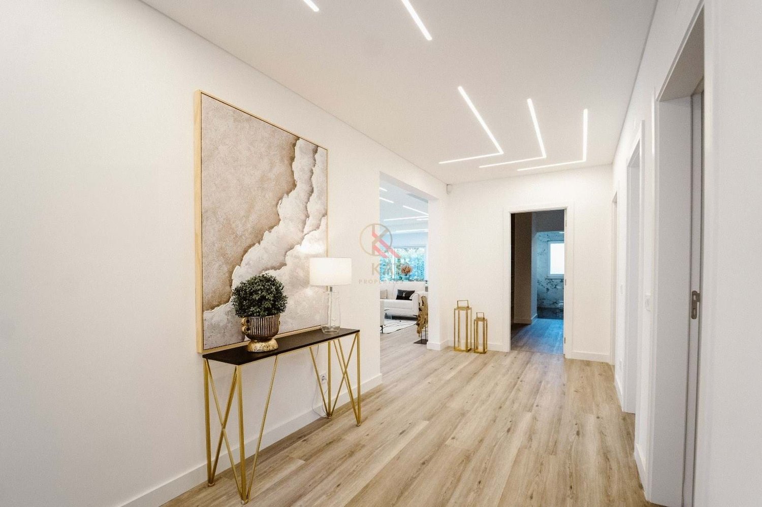 Moradia Térrea Independente V4 com Piscina e Jardim, com um Lote de 1.356 m²