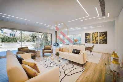 Moradia Térrea Independente V4 com Piscina e Jardim, com um Lote de 1.356 m²