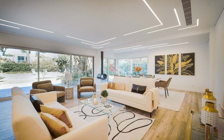 Moradia Térrea Independente V4 com Piscina e Jardim, com um Lote de 1.356 m²