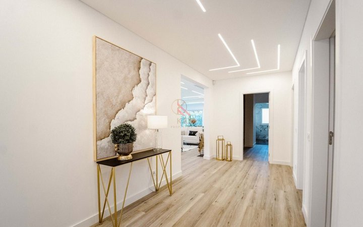 Moradia Térrea Independente V4 com Piscina e Jardim, com um Lote de 1.356 m²