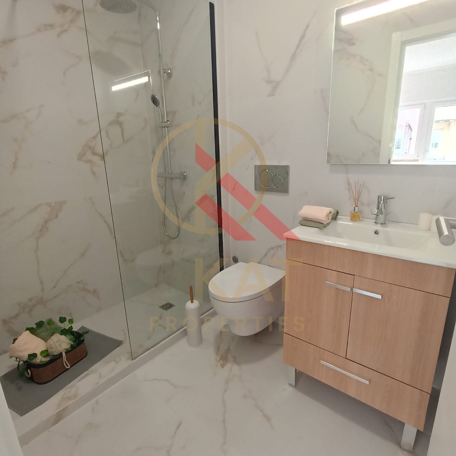 Apartamento T3 Remodelado com Logradouro de 30m² – RC Alto com Arrecadação, Benfica
