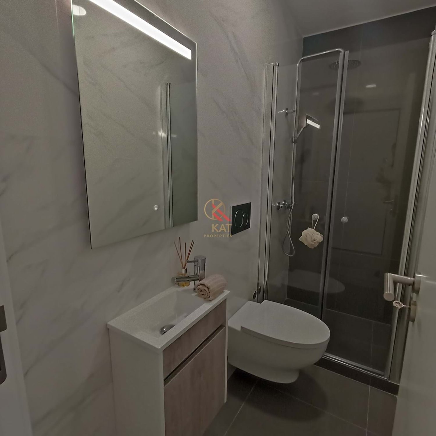 Apartamento T3 Remodelado com Logradouro de 30m² – RC Alto com Arrecadação, Benfica