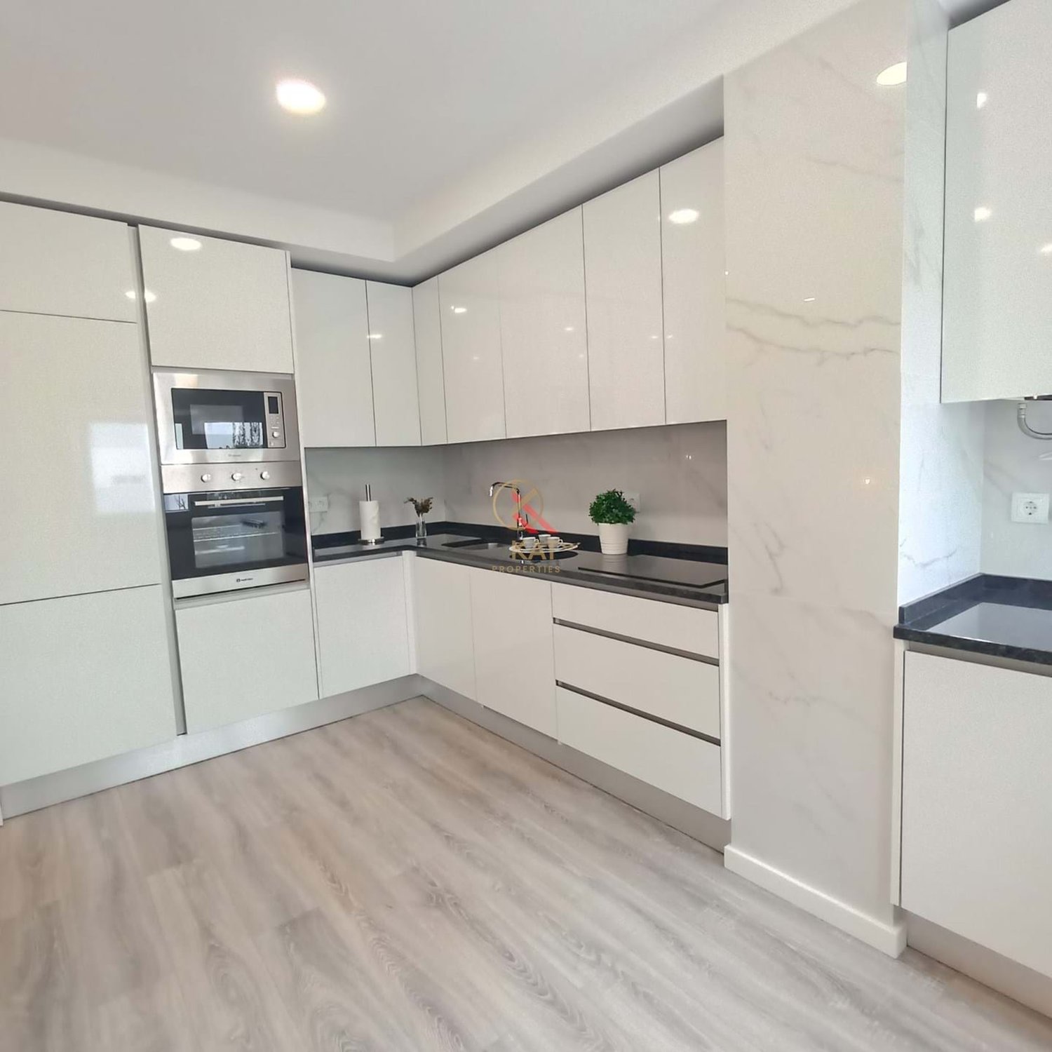Apartamento T3 Remodelado com Logradouro de 30m² – RC Alto com Arrecadação, Benfica