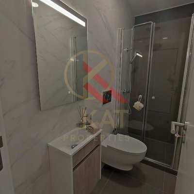 Apartamento T3 Remodelado com Logradouro de 30m² – RC Alto com Arrecadação, Benfica