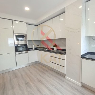 Apartamento T3 Remodelado com Logradouro de 30m² – RC Alto com Arrecadação, Benfica