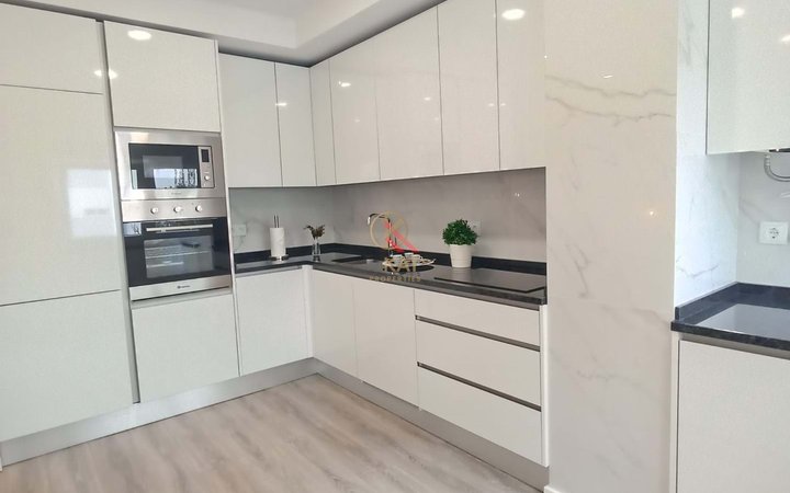 Apartamento T3 Remodelado com Logradouro de 30m² – RC Alto com Arrecadação, Benfica