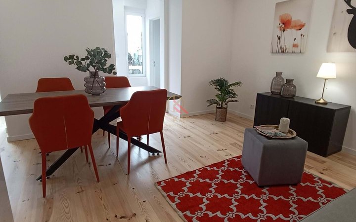 Apartamento T3 Remodelado com Logradouro de 30m² – RC Alto com Arrecadação, Benfica