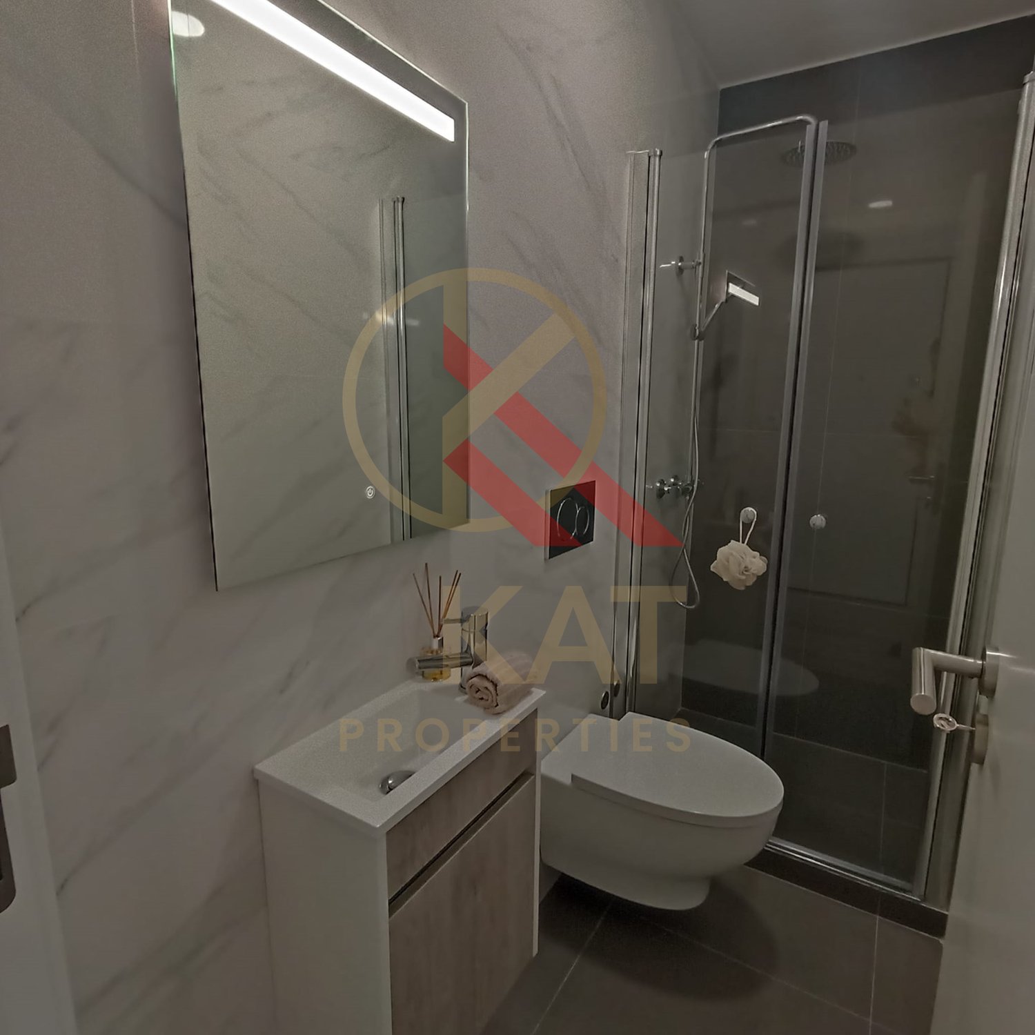 T3 Remodelado, com Varanda e Garagem, Benfica 