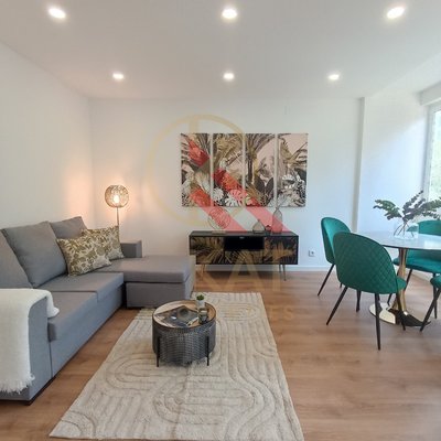 T3 Remodelado, com Varanda e Garagem, Benfica 
