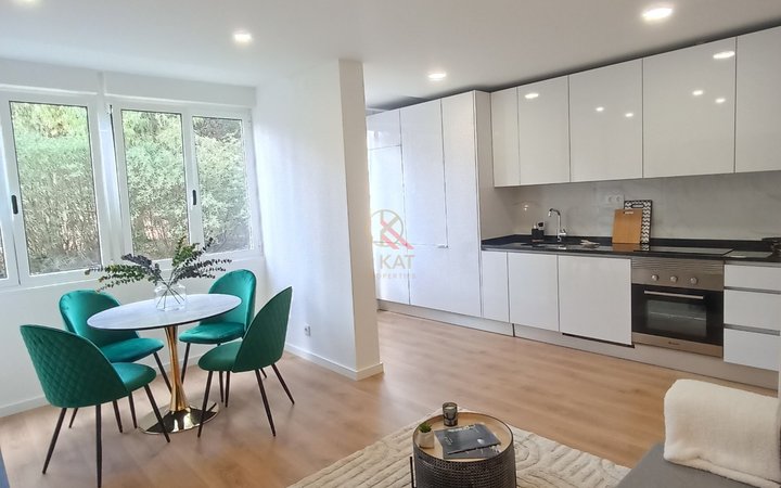 T3 Remodelado, com Varanda e Garagem, Benfica 