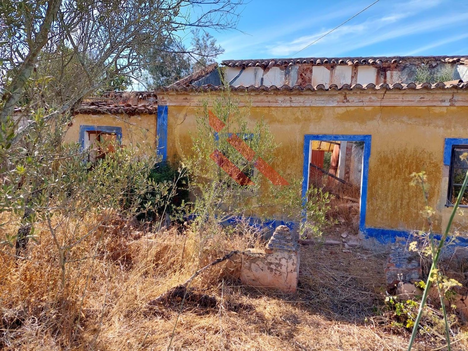 Casas (ruínas)  para reabilitar, inseridas num terreno misto em Santo Estevão (Silves), próximo da Barragem do Arade