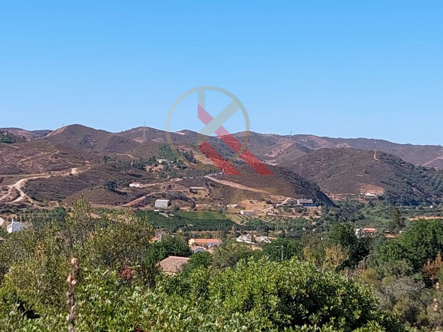 Casas (ruínas)  para reabilitar, inseridas num terreno misto em Santo Estevão (Silves), próximo da Barragem do Arade