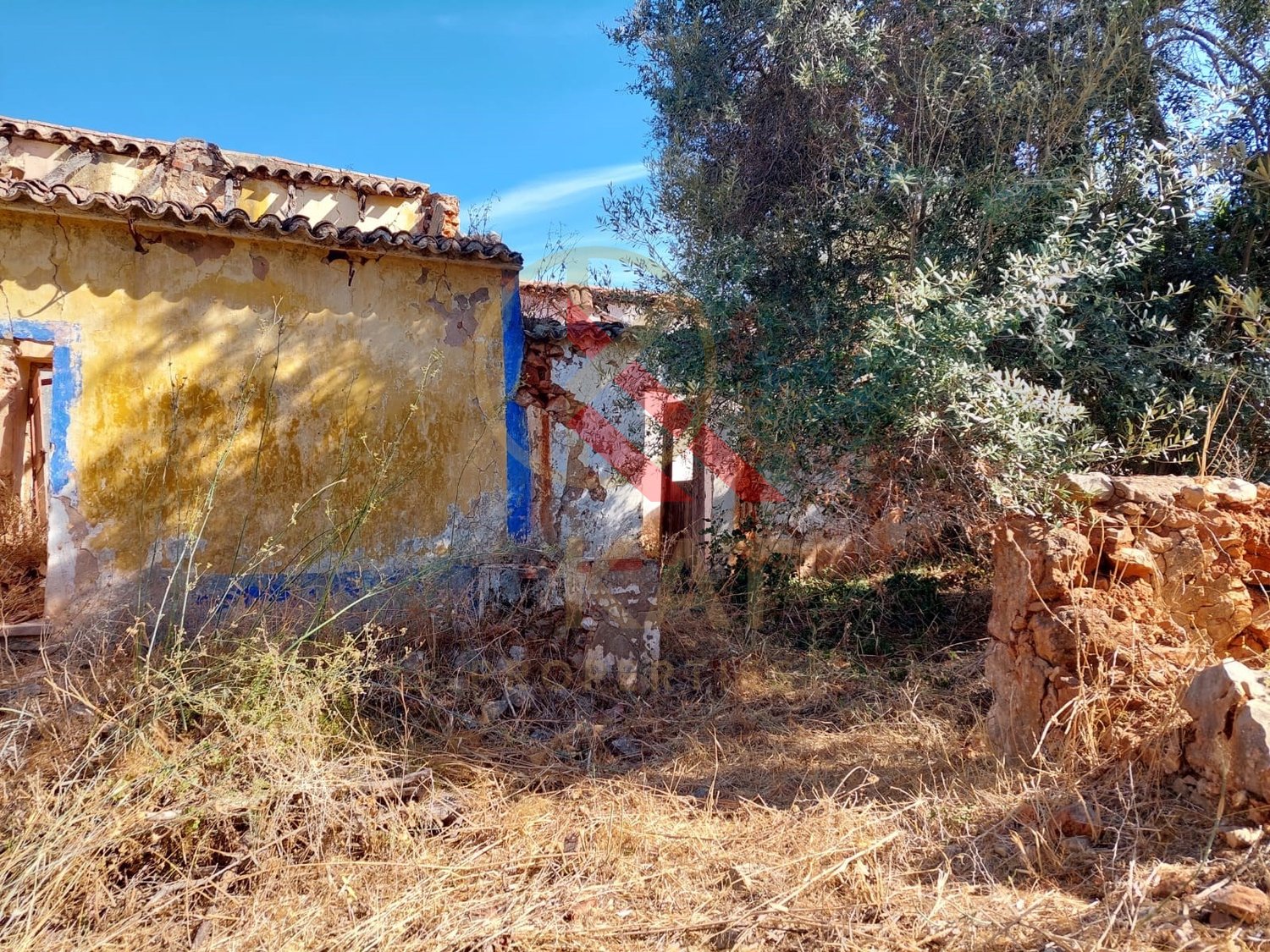 Casas (ruínas)  para reabilitar, inseridas num terreno misto em Santo Estevão (Silves), próximo da Barragem do Arade