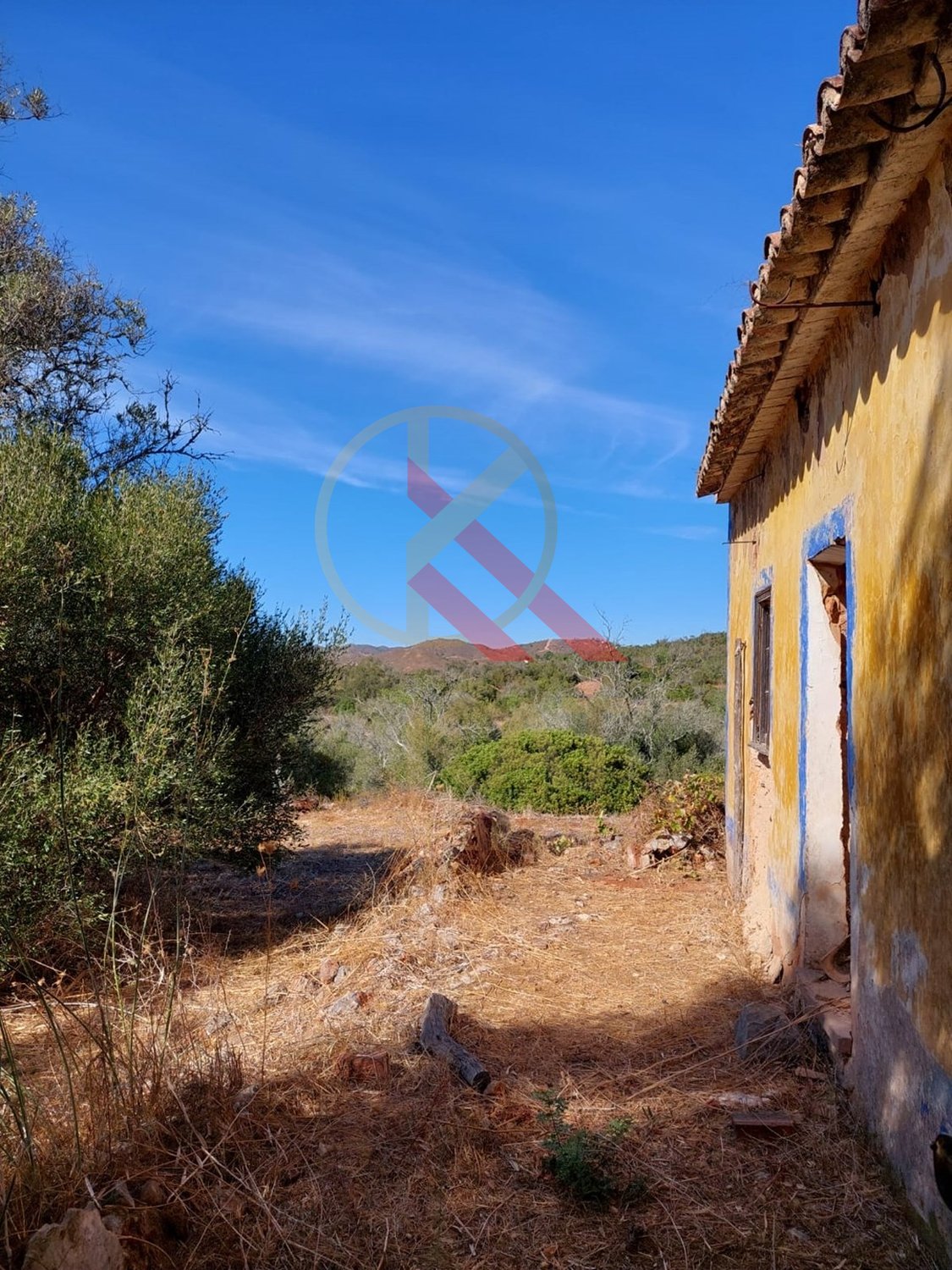 Casas (ruínas)  para reabilitar, inseridas num terreno misto em Santo Estevão (Silves), próximo da Barragem do Arade