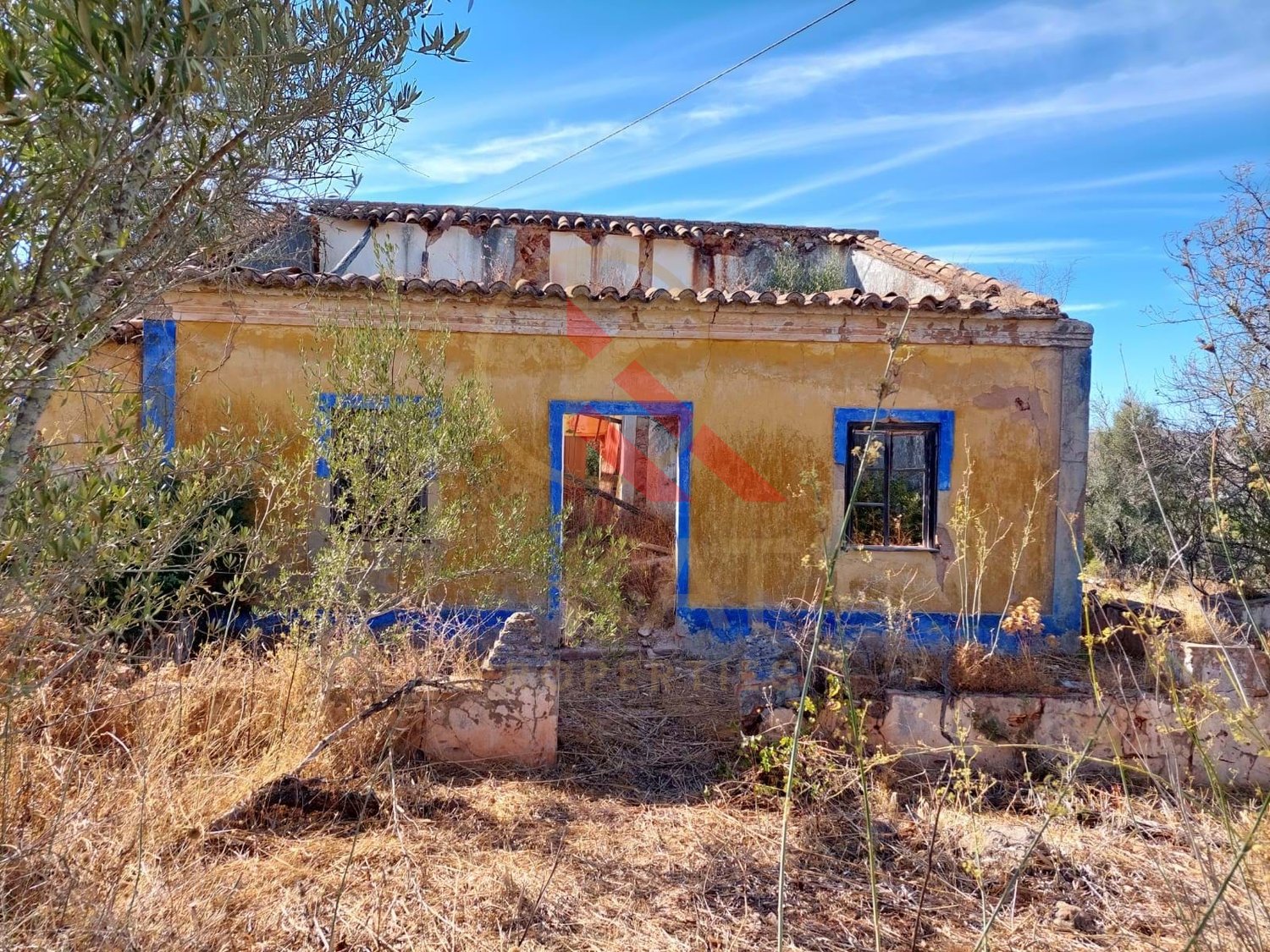 Casas (ruínas)  para reabilitar, inseridas num terreno misto em Santo Estevão (Silves), próximo da Barragem do Arade