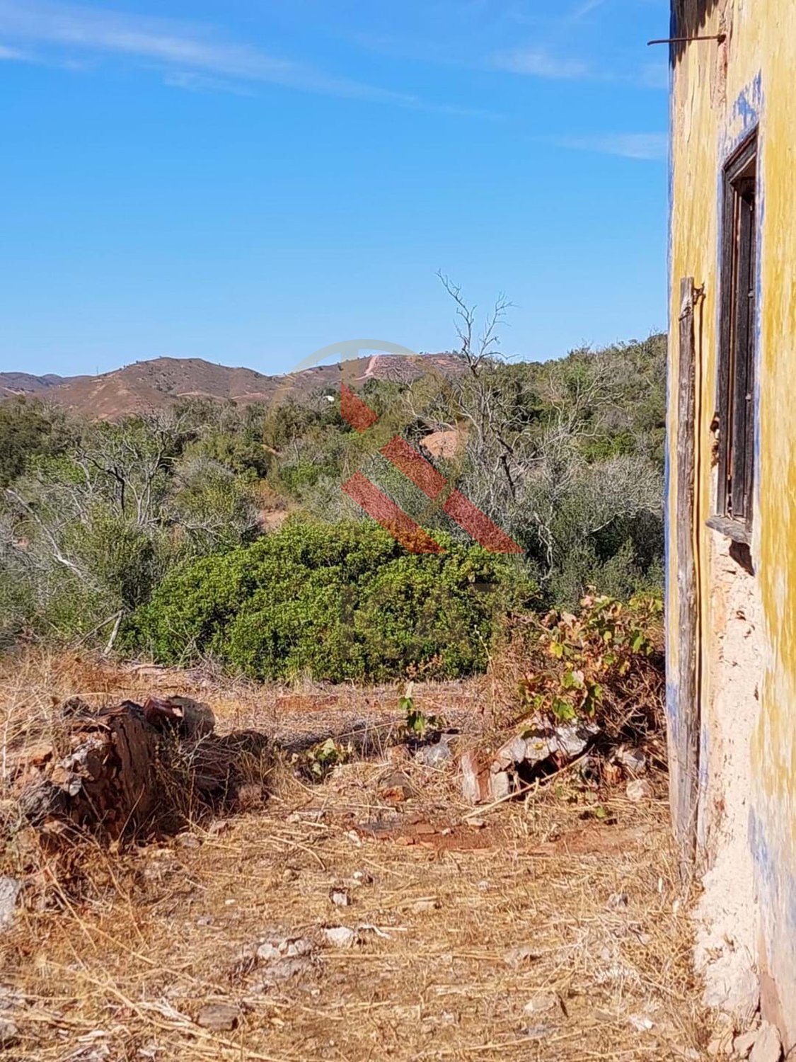 Casas (ruínas)  para reabilitar, inseridas num terreno misto em Santo Estevão (Silves), próximo da Barragem do Arade