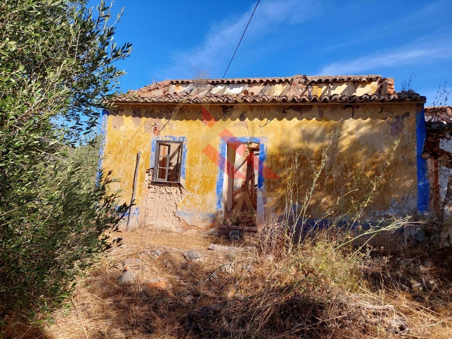 Casas (ruínas)  para reabilitar, inseridas num terreno misto em Santo Estevão (Silves), próximo da Barragem do Arade