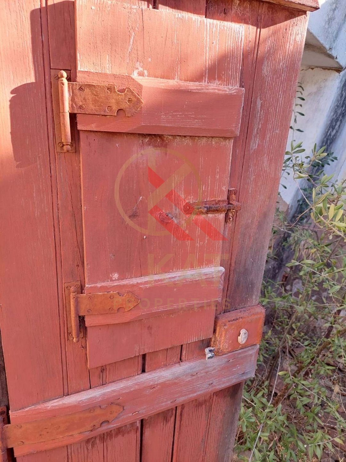 Casas (ruínas)  para reabilitar, inseridas num terreno misto em Santo Estevão (Silves), próximo da Barragem do Arade