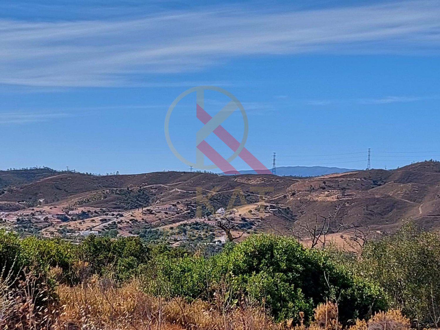 Casas (ruínas)  para reabilitar, inseridas num terreno misto em Santo Estevão (Silves), próximo da Barragem do Arade