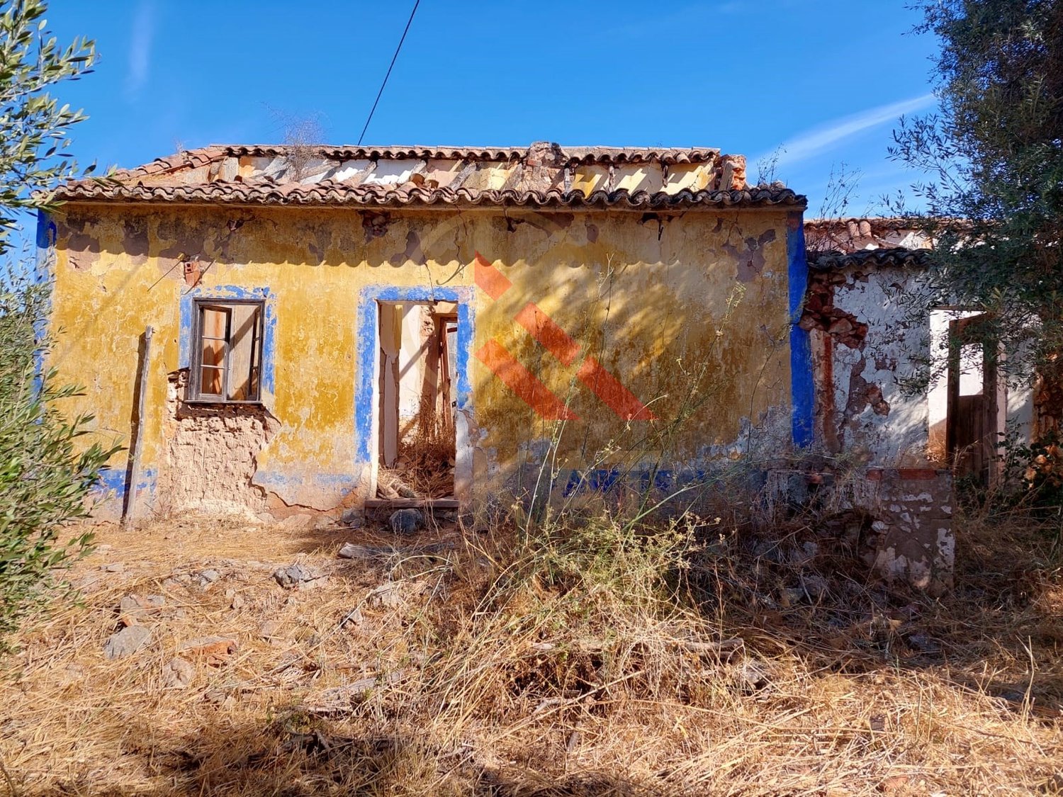 Casas (ruínas)  para reabilitar, inseridas num terreno misto em Santo Estevão (Silves), próximo da Barragem do Arade