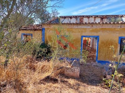 Casas (ruínas)  para reabilitar, inseridas num terreno misto em Santo Estevão (Silves), próximo da Barragem do Arade