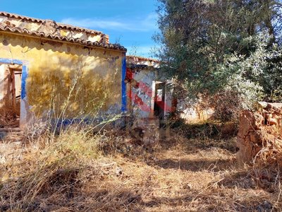 Casas (ruínas)  para reabilitar, inseridas num terreno misto em Santo Estevão (Silves), próximo da Barragem do Arade