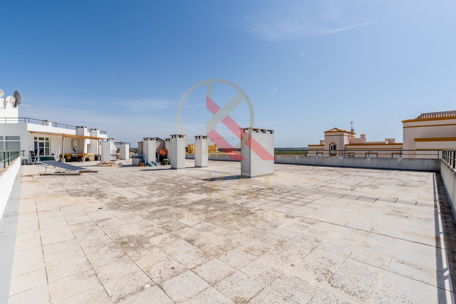 Penthouse T1+1 em Armação de Pêra – Vista Mar e Terraço Privativo de 400m²