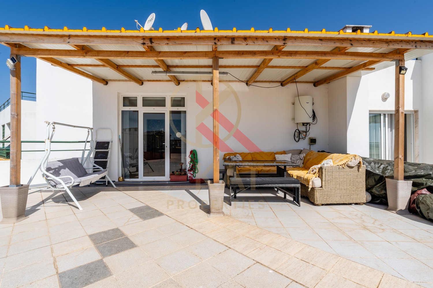 Penthouse T1+1 em Armação de Pêra – Vista Mar e Terraço Privativo de 400m²