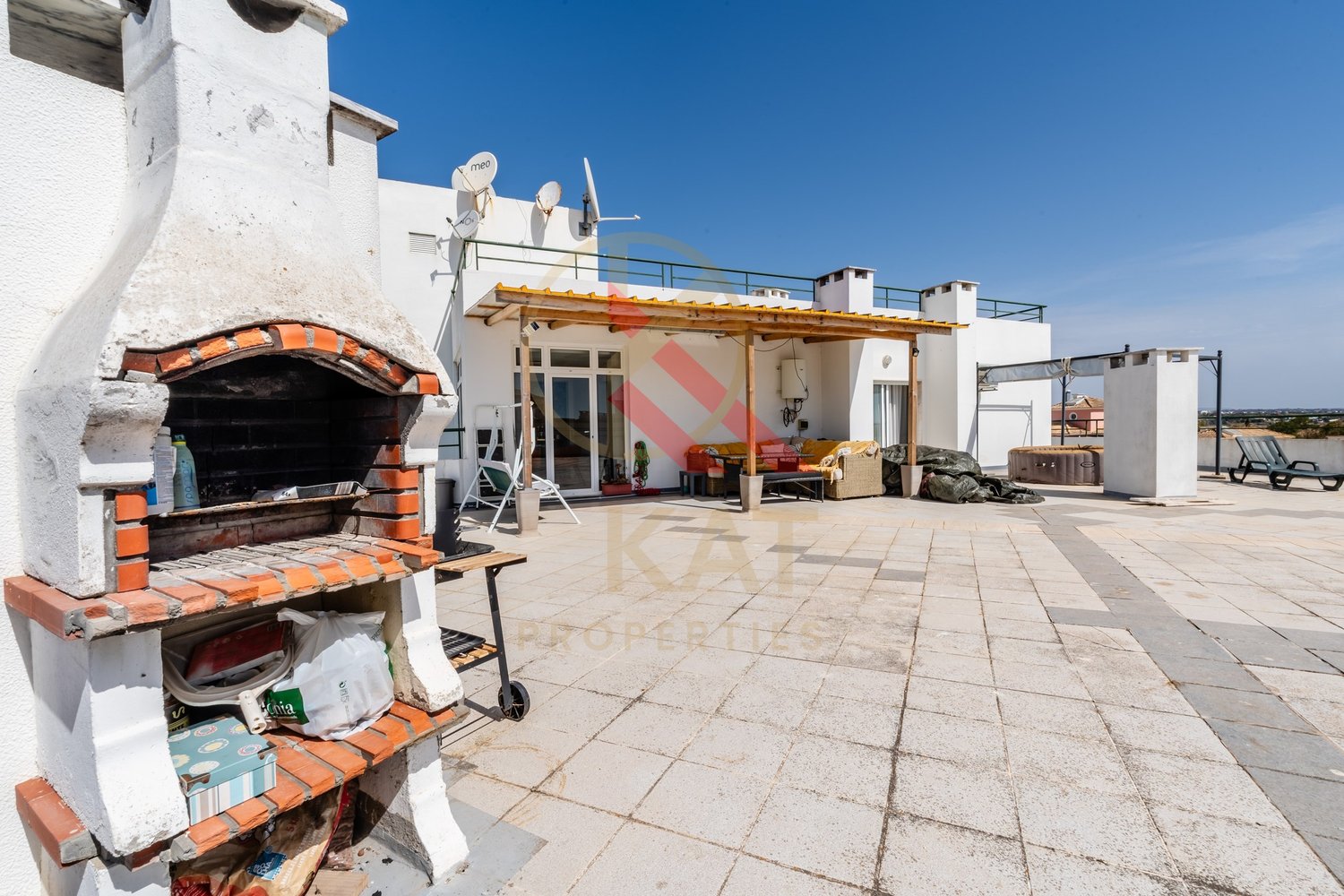 Penthouse T1+1 em Armação de Pêra – Vista Mar e Terraço Privativo de 400m²