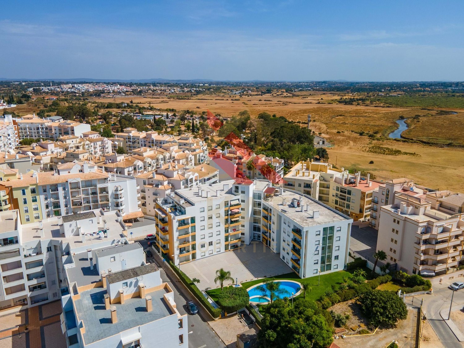 Penthouse T1+1 em Armação de Pêra – Vista Mar e Terraço Privativo de 400m²