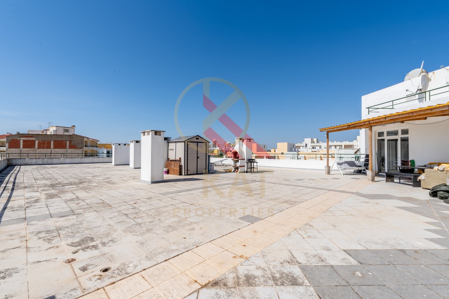 Penthouse T1+1 em Armação de Pêra – Vista Mar e Terraço Privativo de 400m²