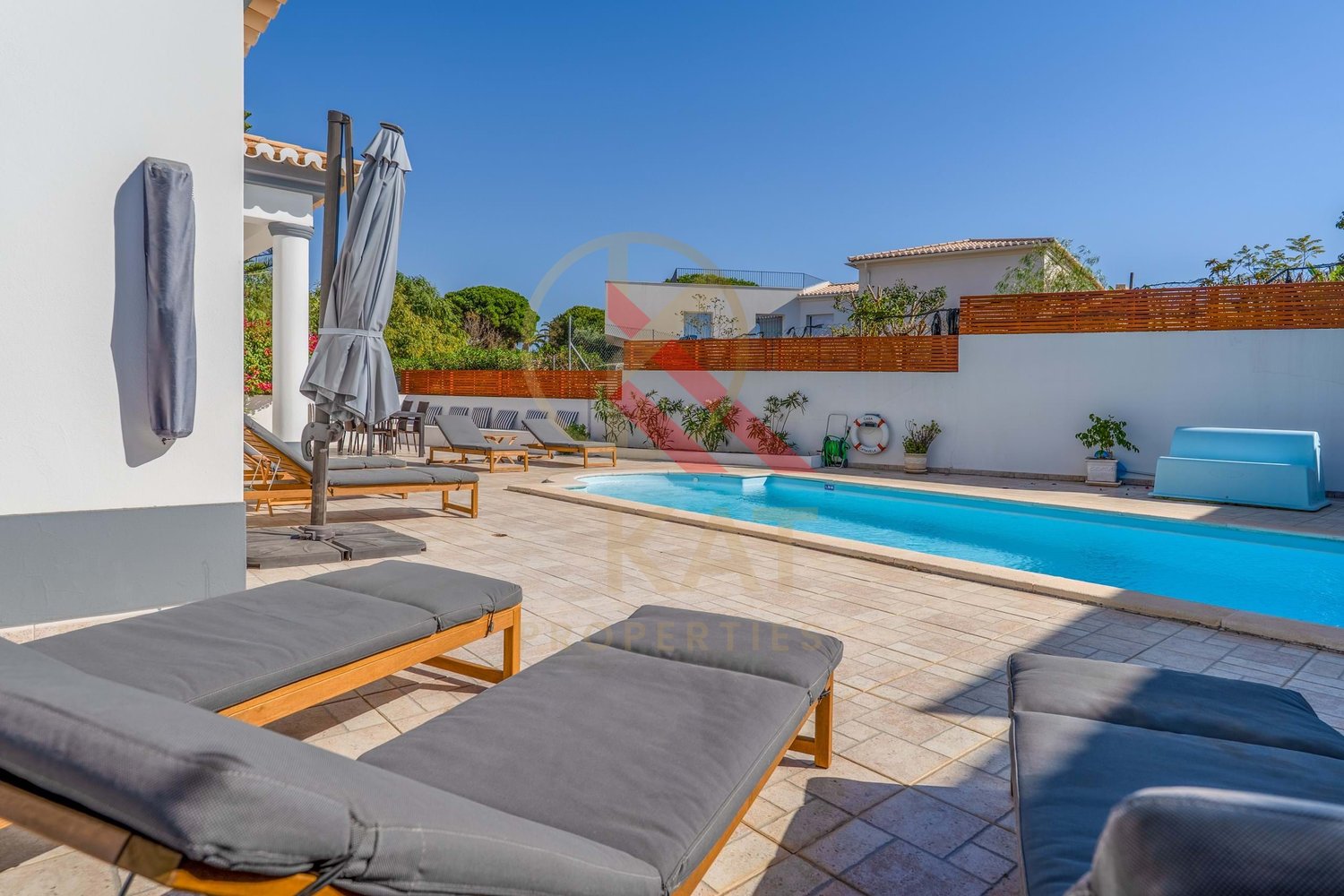 Moradia com anexo independente T3 renovado, piscina e excelente exposição solar – Vale Del Rei, Lagoa