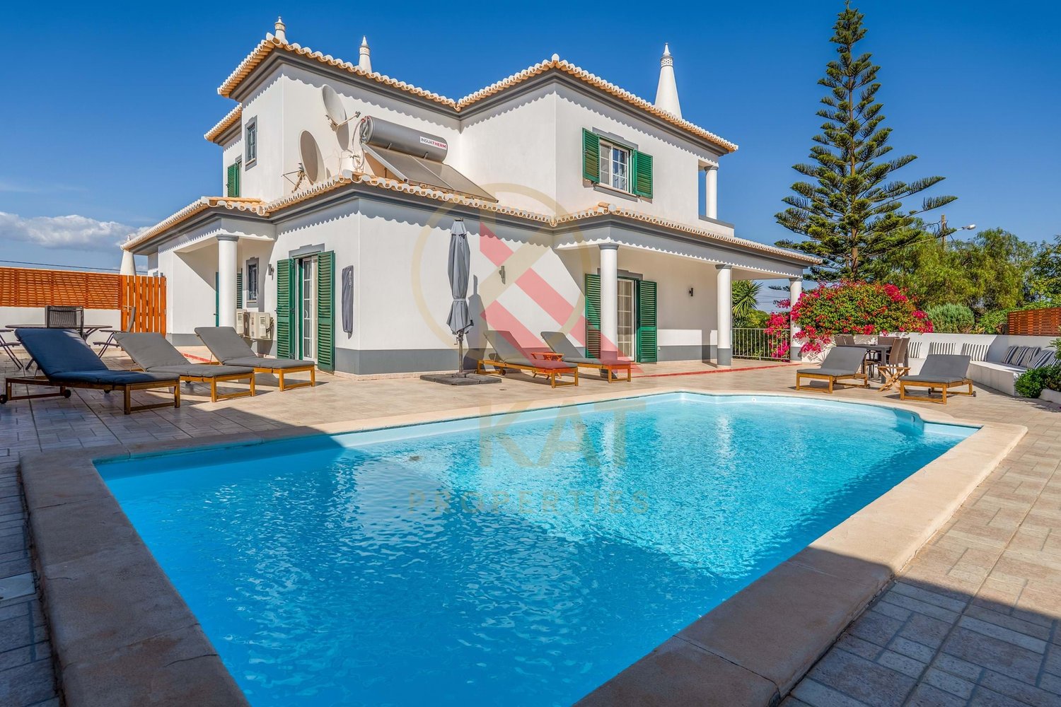 Moradia com anexo independente T3 renovado, piscina e excelente exposição solar – Vale Del Rei, Lagoa