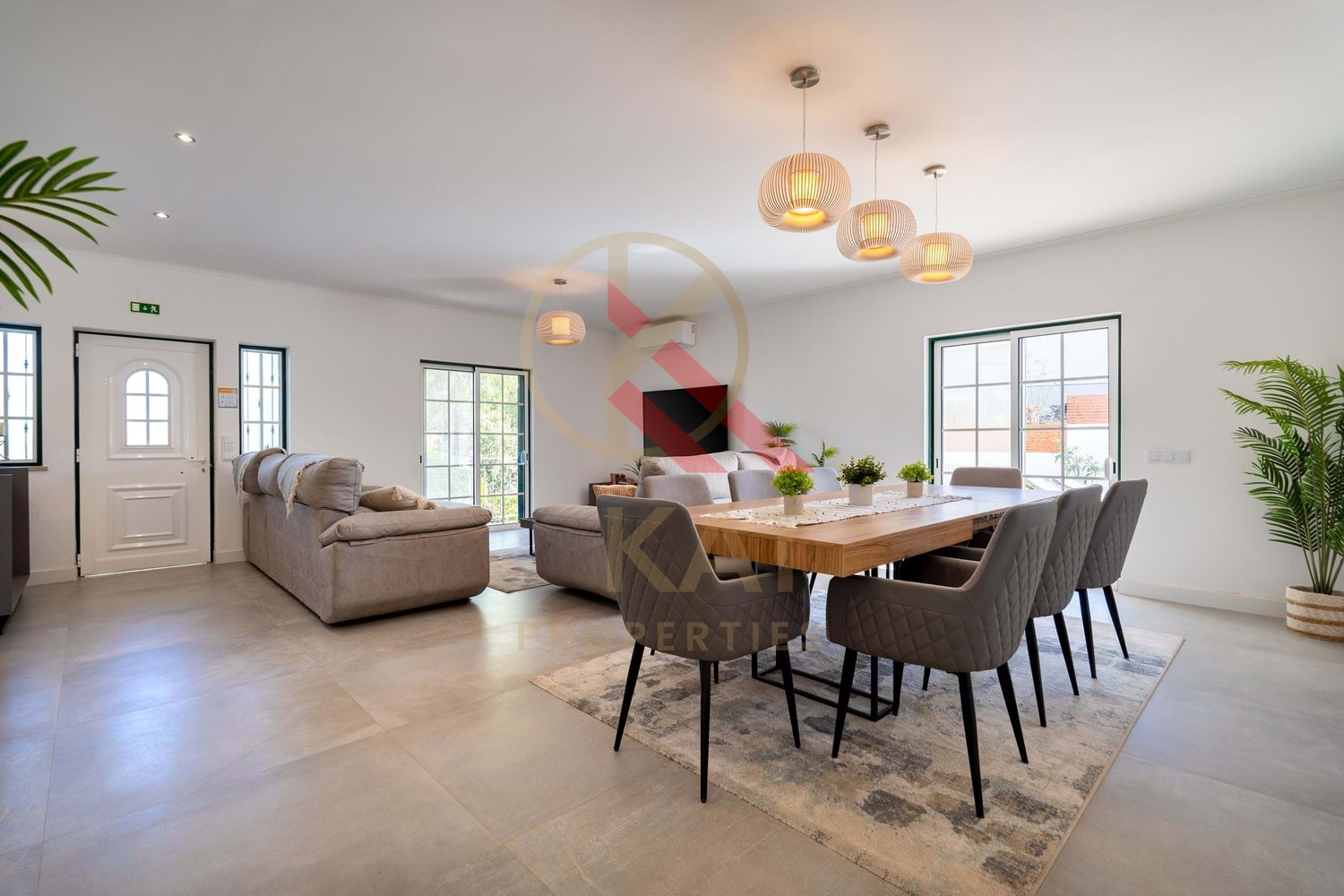 Moradia com anexo independente T3 renovado, piscina e excelente exposição solar – Vale Del Rei, Lagoa