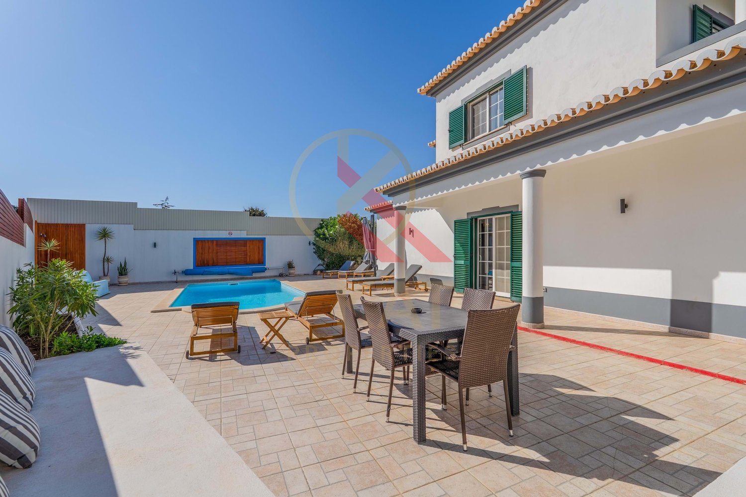 Moradia com anexo independente T3 renovado, piscina e excelente exposição solar – Vale Del Rei, Lagoa