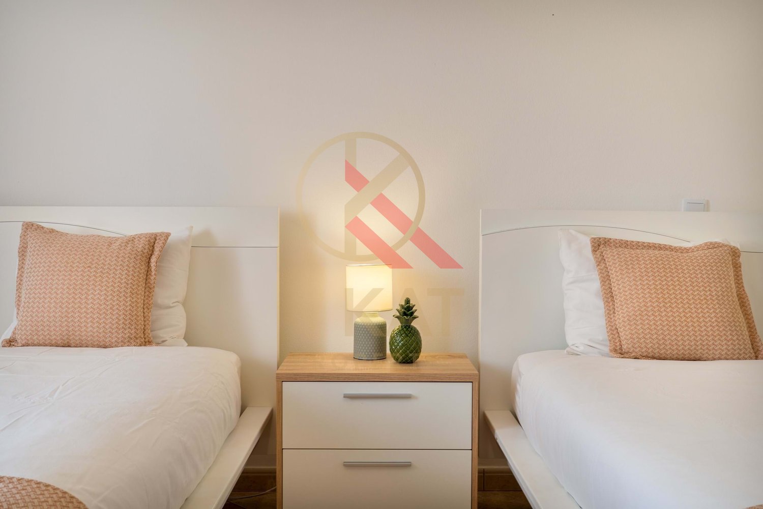 Moradia com anexo independente T3 renovado, piscina e excelente exposição solar – Vale Del Rei, Lagoa