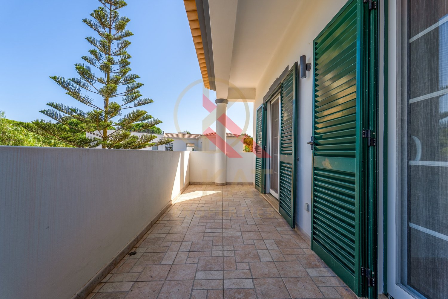 Moradia com anexo independente T3 renovado, piscina e excelente exposição solar – Vale Del Rei, Lagoa