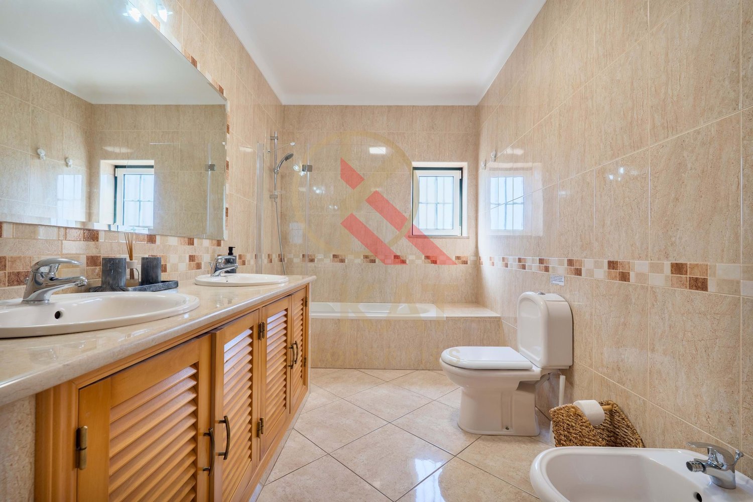 Moradia com anexo independente T3 renovado, piscina e excelente exposição solar – Vale Del Rei, Lagoa