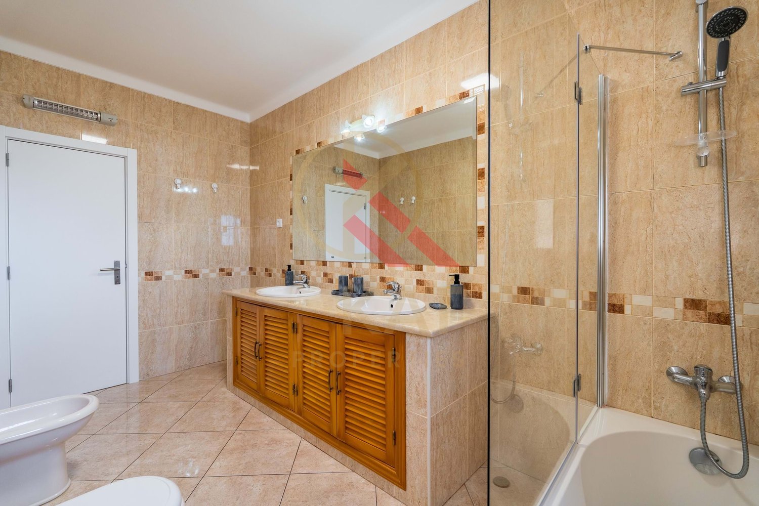 Moradia com anexo independente T3 renovado, piscina e excelente exposição solar – Vale Del Rei, Lagoa