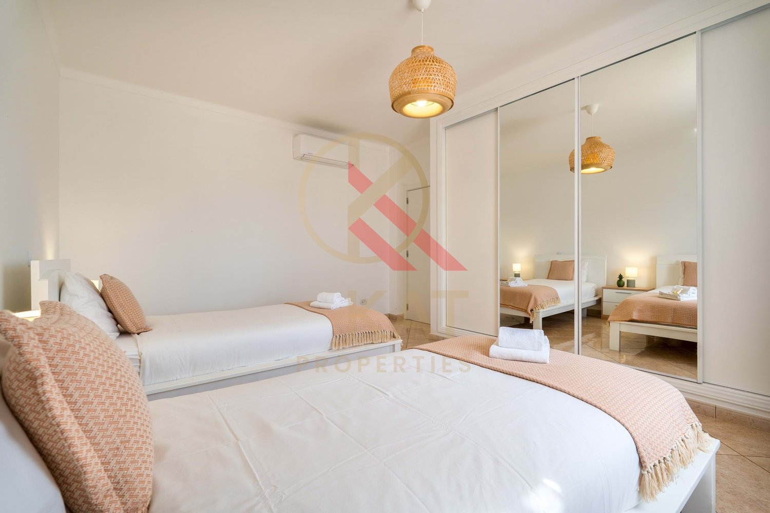 Moradia com anexo independente T3 renovado, piscina e excelente exposição solar – Vale Del Rei, Lagoa