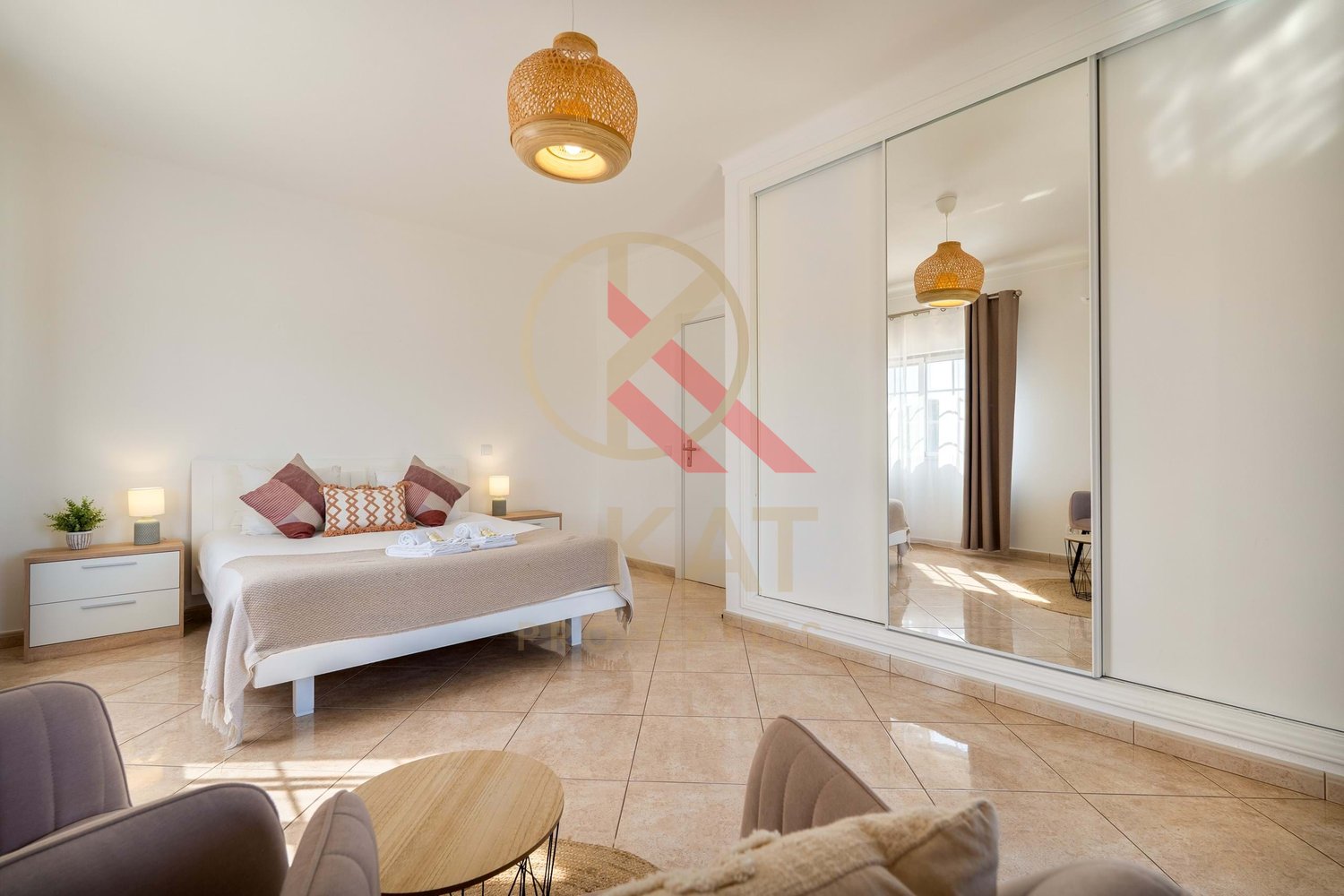 Moradia com anexo independente T3 renovado, piscina e excelente exposição solar – Vale Del Rei, Lagoa