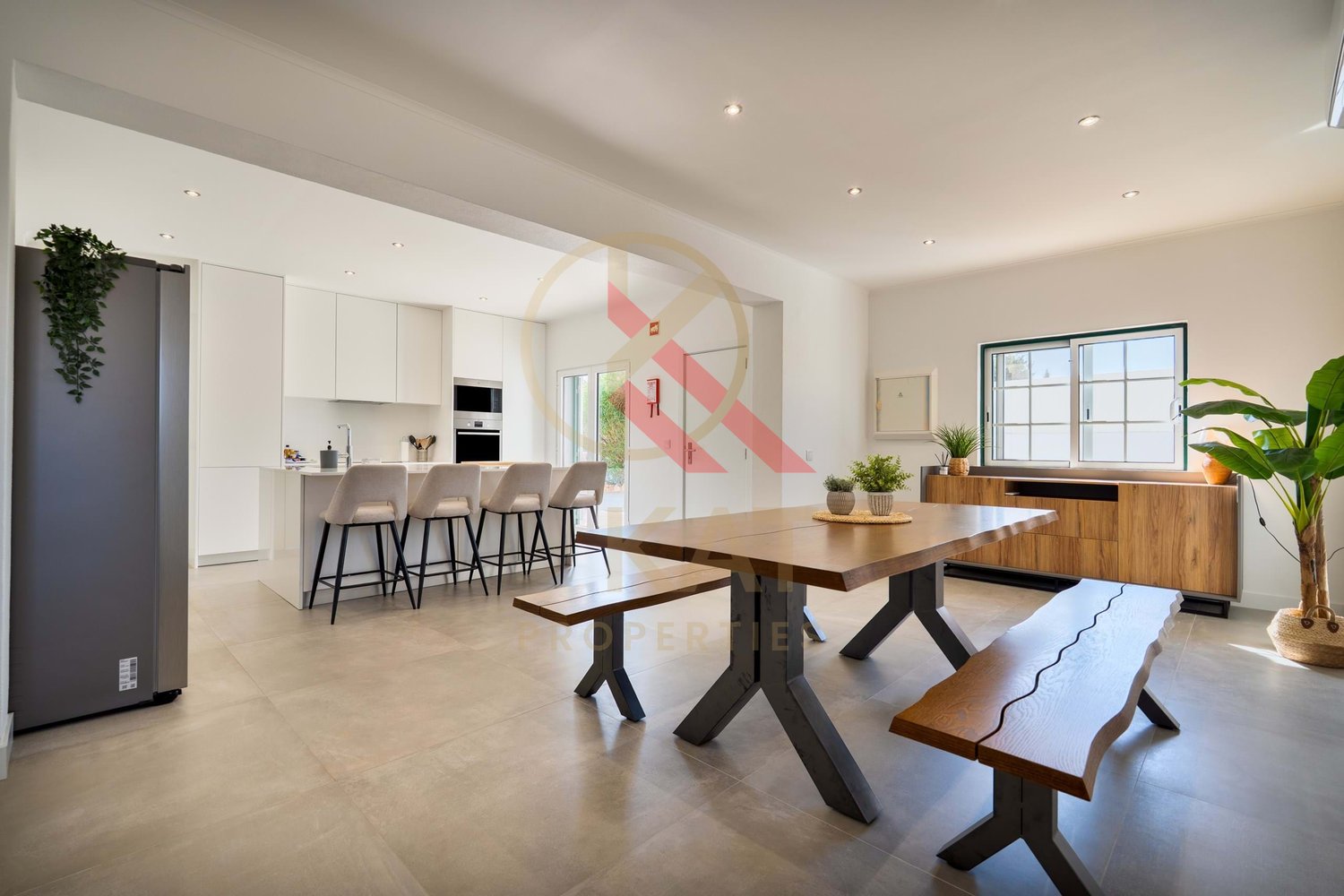 Moradia com anexo independente T3 renovado, piscina e excelente exposição solar – Vale Del Rei, Lagoa