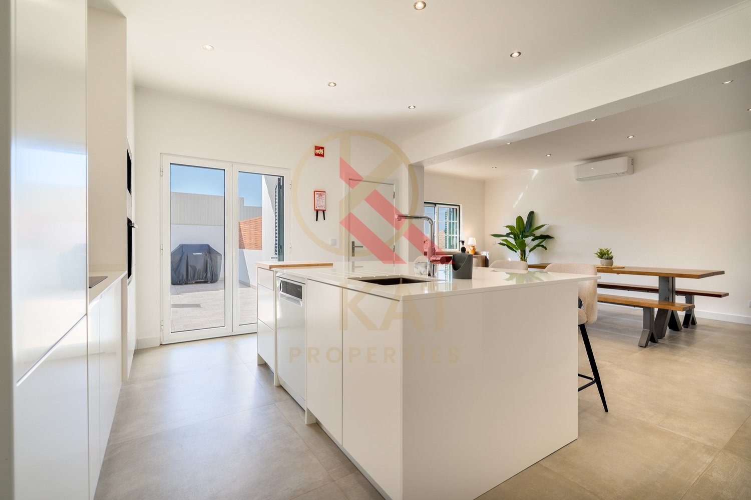 Moradia com anexo independente T3 renovado, piscina e excelente exposição solar – Vale Del Rei, Lagoa