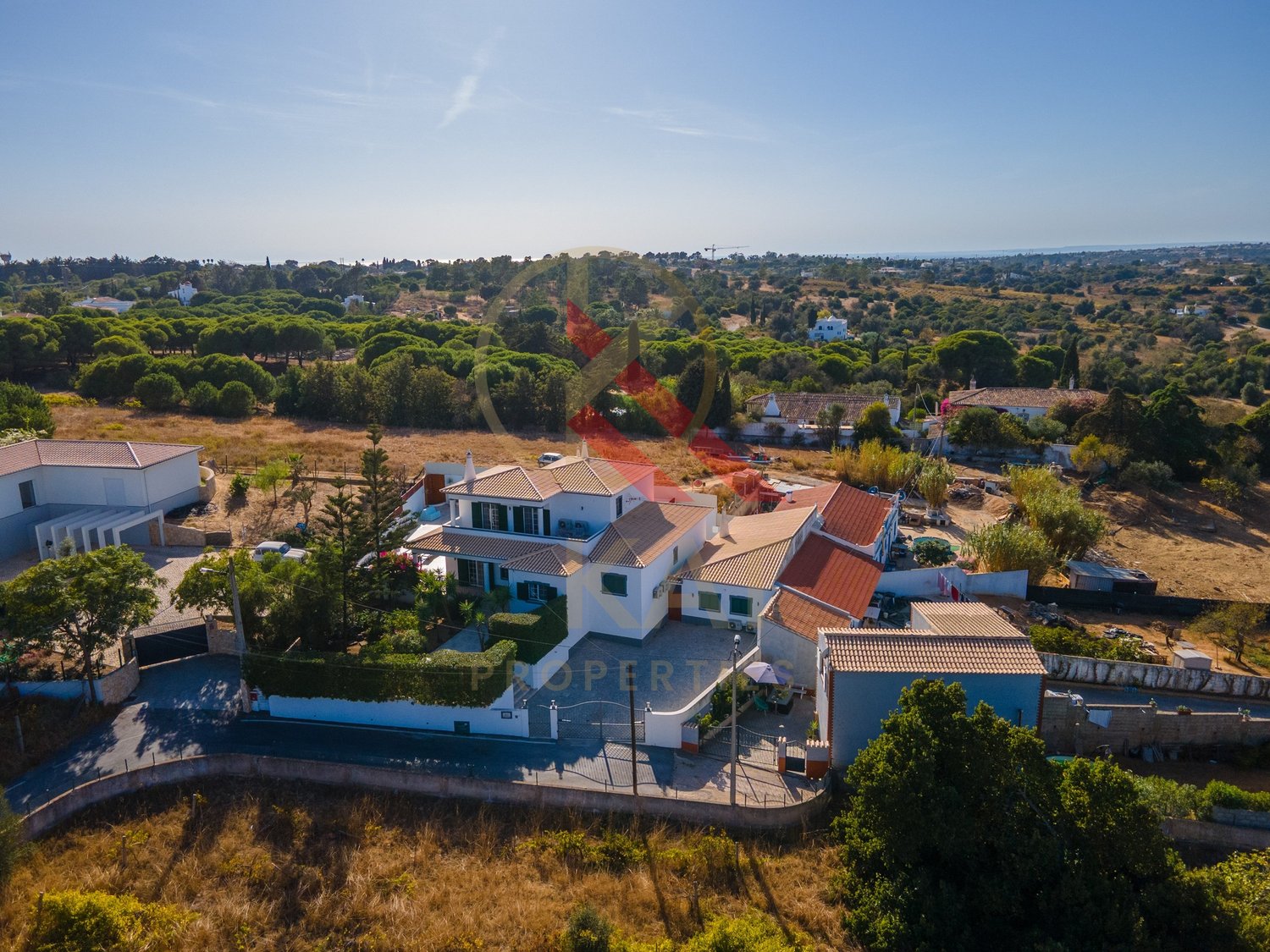 Moradia com anexo independente T3 renovado, piscina e excelente exposição solar – Vale Del Rei, Lagoa