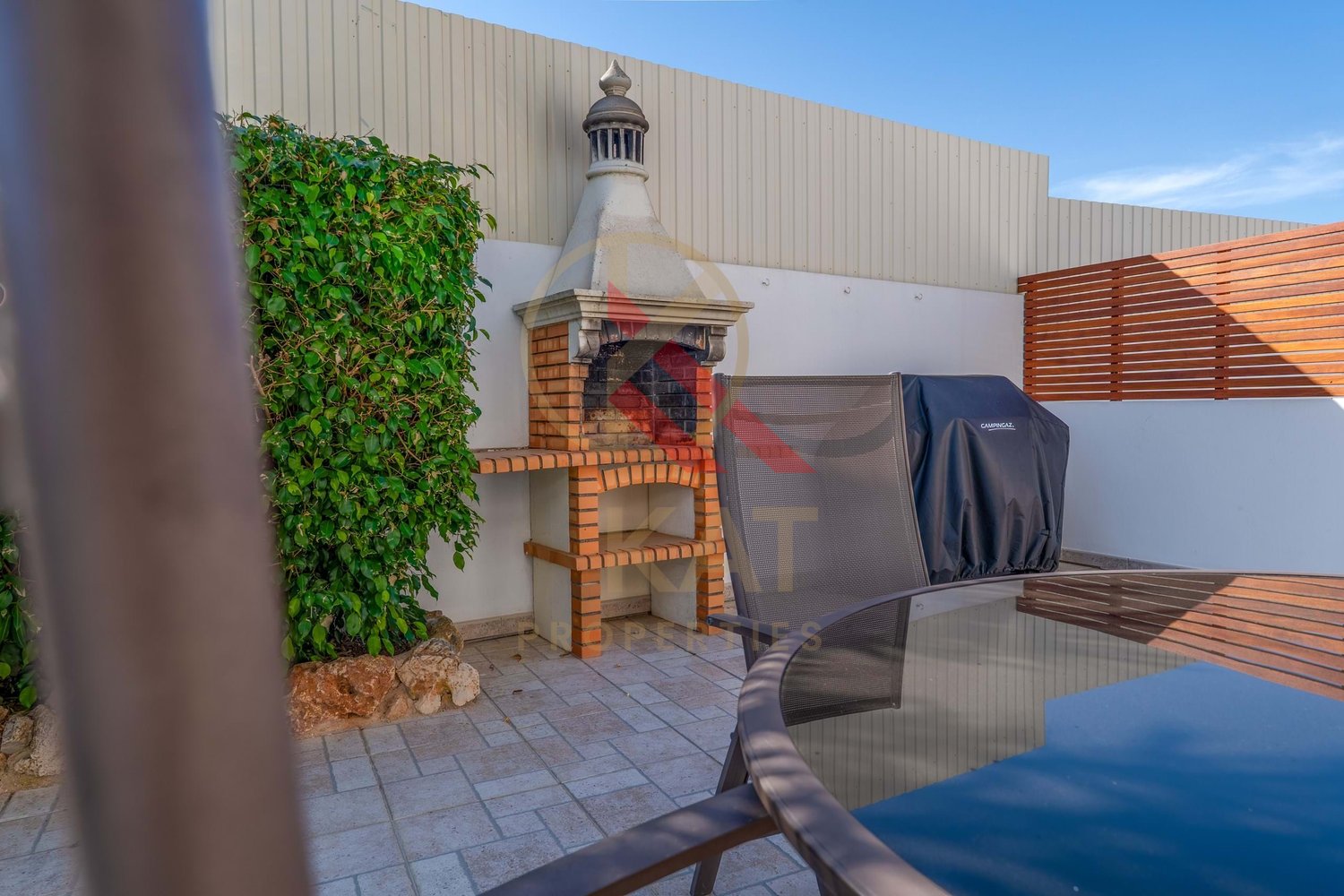 Moradia com anexo independente T3 renovado, piscina e excelente exposição solar – Vale Del Rei, Lagoa