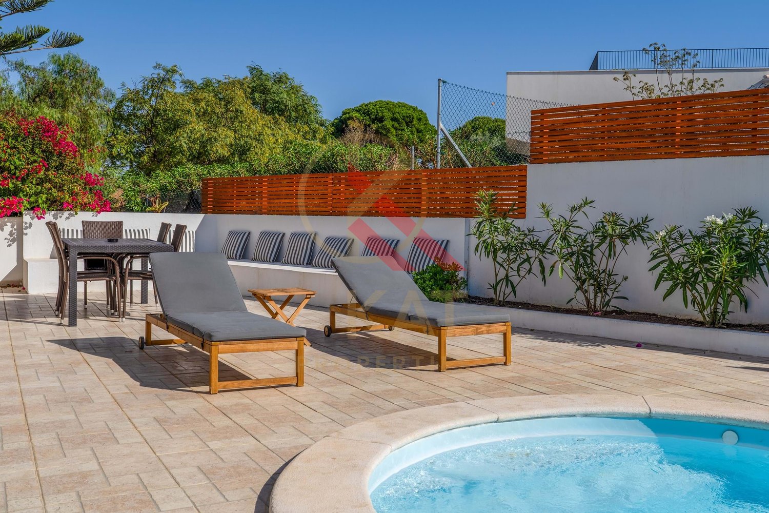 Moradia com anexo independente T3 renovado, piscina e excelente exposição solar – Vale Del Rei, Lagoa