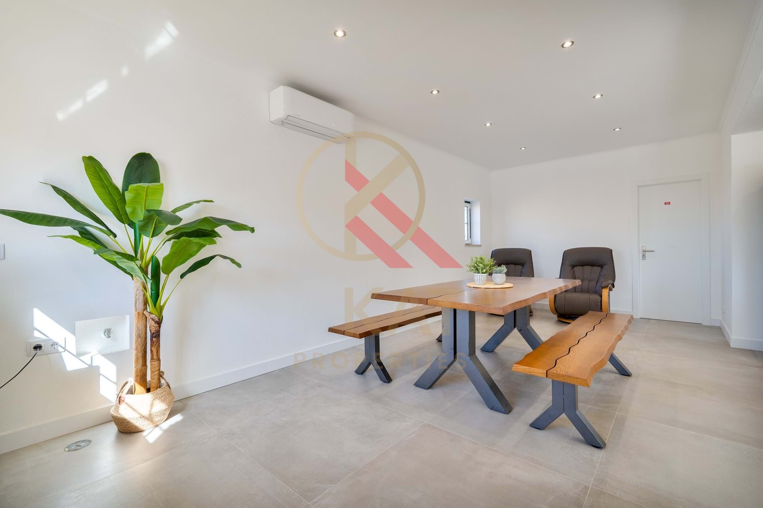 Moradia com anexo independente T3 renovado, piscina e excelente exposição solar – Vale Del Rei, Lagoa