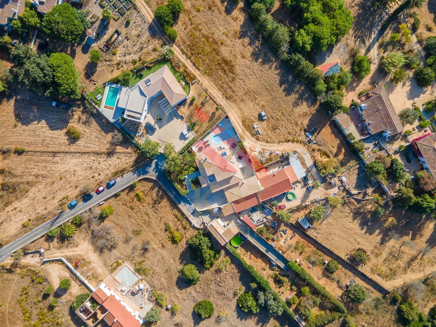 Moradia com anexo independente T3 renovado, piscina e excelente exposição solar – Vale Del Rei, Lagoa