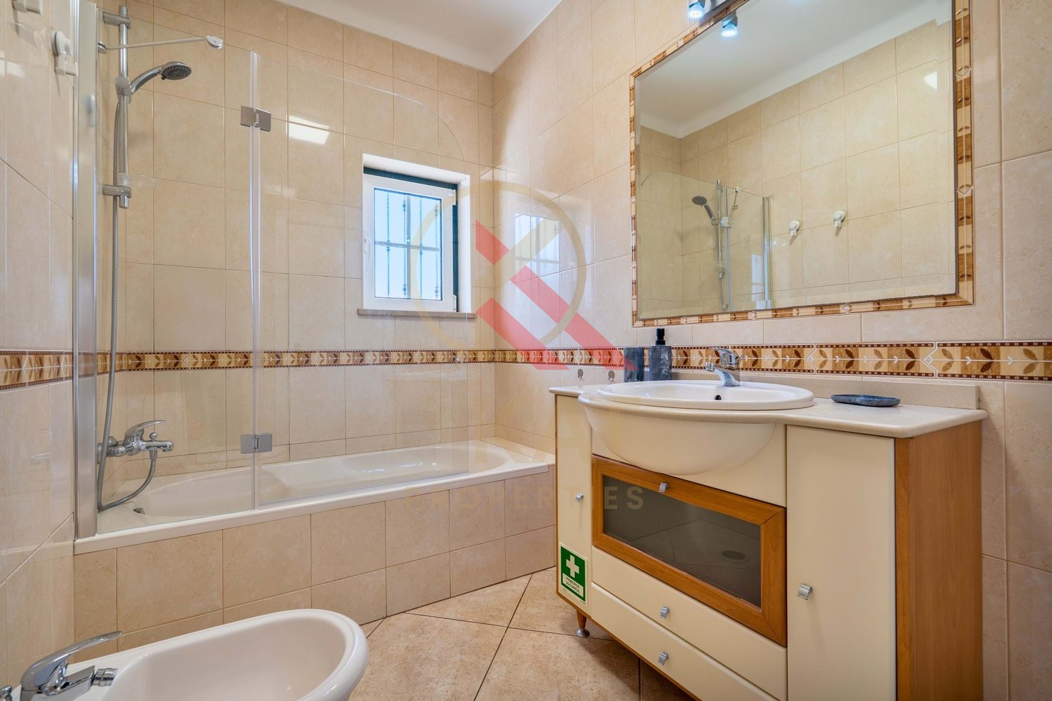 Moradia com anexo independente T3 renovado, piscina e excelente exposição solar – Vale Del Rei, Lagoa